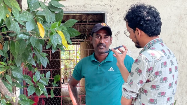 सैबी अपने घर के बाहर. साथ में हैं बीबीसी संवाददाता विकास त्रिवेदी