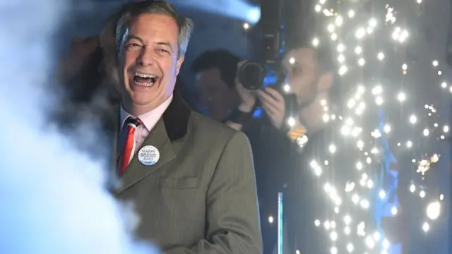Brexit Partiyasının lideri Nigel Farage Britaniyanın Aİ-dən çıxması ilə bağlı Londondakı Parlament meydanında keçirilən şənliklərə qatılır