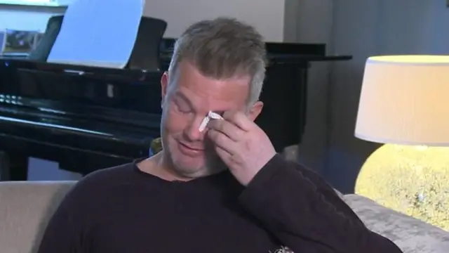 জাহাজের যাত্রীদের একজন