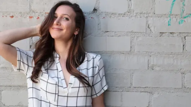 امیلی برنستین، طنزنویس ساکن لس‌آنجلس می‌گوید: "به خودم آمدم و دیدم شب در رختخواب در حال خواندن وبسایت‌های خبری هستم، با اینکه می‌دانستم این کار سالمی نیست ... پس چرا این کار را می‌کنم؟"