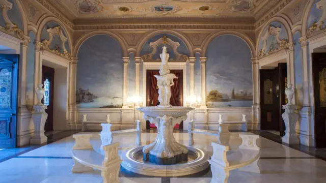 হায়দ্রাবাদে নিজামের ফলুকনামা প্যালেসের অভ্যন্তরে একটি কক্ষ