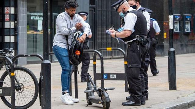 Рассекать по Лондону на собственном электросамокате запрещено - можно нарваться на штраф