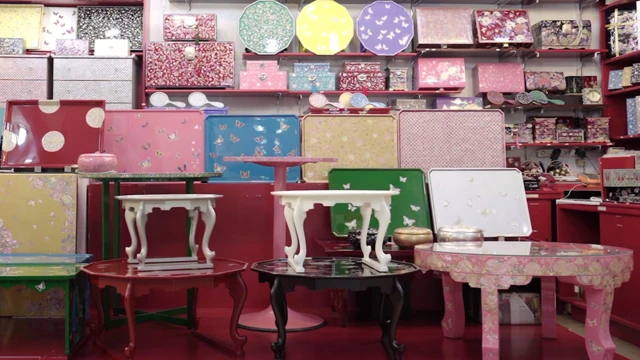 남대문시장 중앙상가 예문공예 매장에 진열 된 나전칠기 공예품의 배경은 주로 파스텔색으로 이루어져 있다