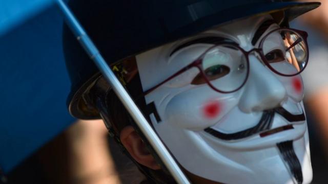 香港示威者带上面具，反对特区政府实施"禁蒙面法"。
