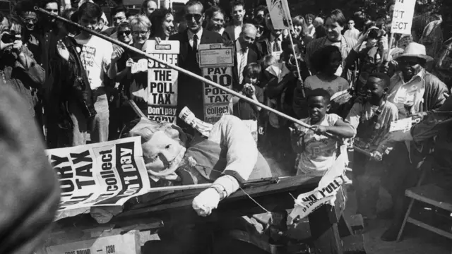 লন্ডনের হ্যাকনি এলাকায় পোল-ট্যাক্স বিরোধী বিক্ষোভ (২৭শে মে ১৯৯০)