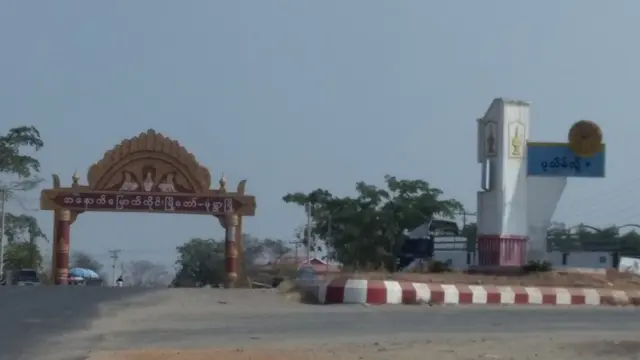 စစ်ကောင်စီတပ်တွေ စခန်းချတဲ့ ဒုန်းတောရွာအနီး ပုသိမ် မုံရွာလမ်းမကြီး လမ်းဆုံ