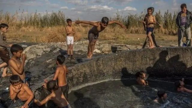 শিশুরা খেলা করছে