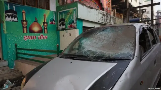 टूटी हुई कार