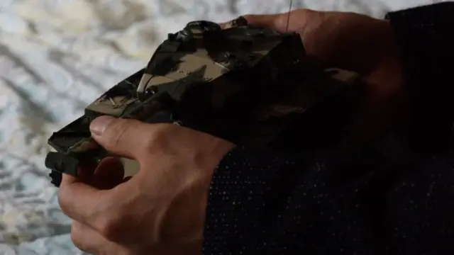 이태원 씨가 아들에게 주려고 산 장난감 탱크를 들고 있다.