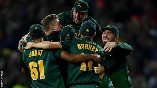 బ్రిటన్: 2017 టీ‌20 బ్లాస్ట్ టోర్నీని గెలిచిన నాట్స్ ఔట్‌లాస్ జట్టు