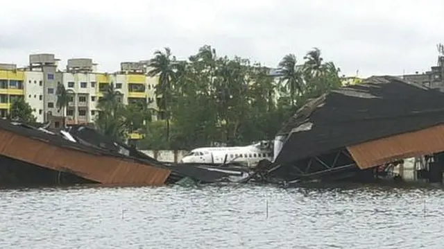 မုန်တိုင်းတိုက်စဥ် ရေဖုံးလွှမ်းသွားတဲ့ လေယာဉ်ကွင်း