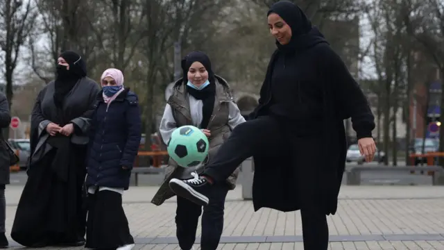 مجموعة "المحجبات" خلال احتجاج نظمته في الوقت الذي يفحص فيه مجلس الشيوخ الفرنسي مشروع القانون ليل، فرنسا، 16 فبراير/شباط 2022