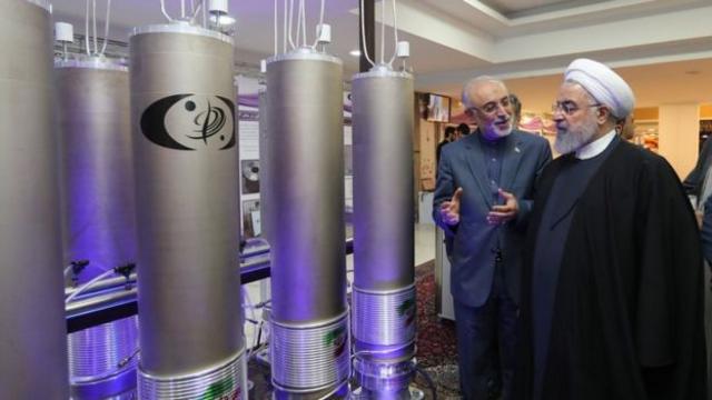 الرئيس الإيراني حسن روحاني يتفقد منشأة نووية