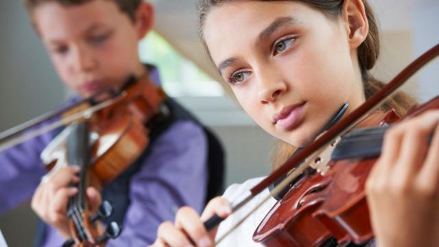 Crianças tocando violino