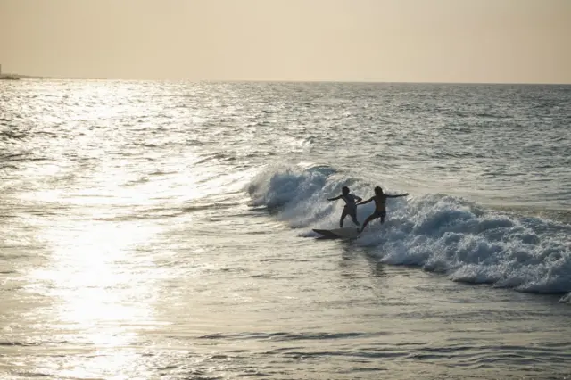 Jóvenes surfeando