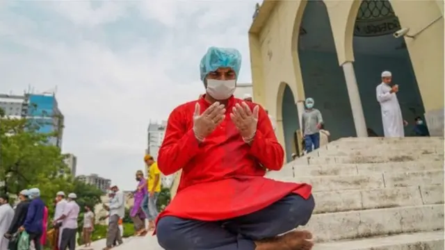 করোনাভাইরাসের প্রাদুর্ভাবের কারণে অন্যান্য বছরের তুলনায় এবার ঈদের আয়োজন ভিন্ন।