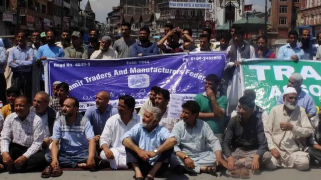 कश्मीर में व्यापारियों का विरोध-प्रदर्शन
