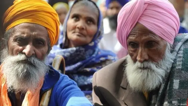 कोर्ट के बाहर बैठे पीड़ितों