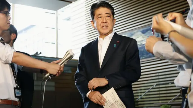 El primer ministro japonés, Shinzo Abe, dijo en una breve declaración a los medios que su gobierno hará "todo lo posible para proteger con firmeza las vidas de la gente".