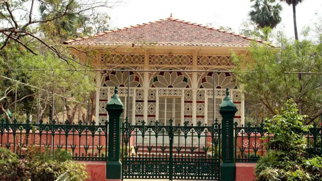 শান্তিনিকেতনে উপাসনাগৃহ, যা কাঁচ মন্দির নামে পরিচিত