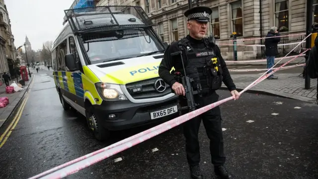 Westminster-də silahlı polis zabiti