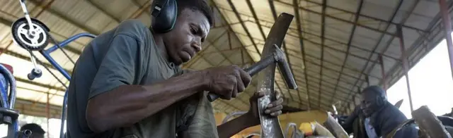 Nwoke nwere ọrụsị na-arụ ọrụ