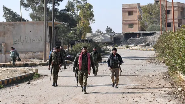 Rejime bağlı askerler, İdlib sınırında.