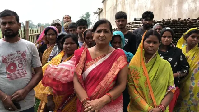 मनोरमा सिंह गांव वालों के साथ