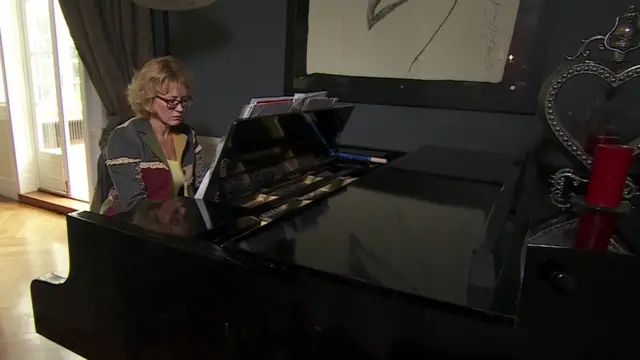 Юлия Романенкова за роялем