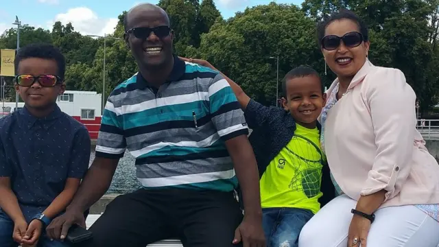 Qananiitu, abba warraa ishee Imaanu'eel Obse fi ijoolee ishee lamaan Obsan fi maatii waliin