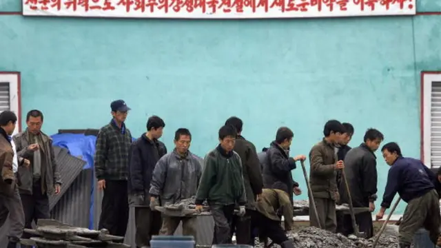 คนงานเกาหลีเหนือกำลังสร้างถนนใหม่ในซินุยจุ ซึ่งตรงข้ามกับมณฑลเหลียวหนิงของจีน (แฟ้มภาพ)
