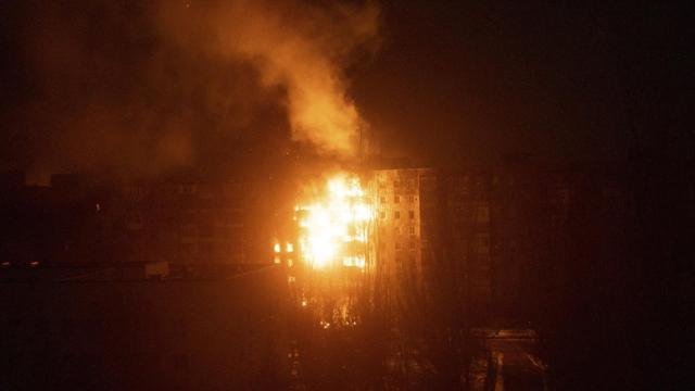 Пожар, охвативший жилой дом в Мариуполе после обстрела, 11 марта 2022 года