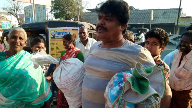 கவனத்தை ஈர்க்கும் வகையில் வாக்கு சேகரிக்கும் மன்சூர்அலிகானுடன் நேர்காணல்