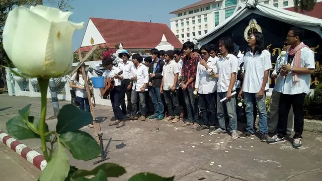 นายณรงค์ฤทธิ์ อุปจันทร์ หนึ่งในผู้ถูกออกหมายเรียก อ้างว่าในวันที่ 10 ก.พ. กลุ่มนักศึกษาได้จัดกิจกรรมให้กำลังใจไผ่ภายนอกบริเวณศาลจังหวัดขอนแก่น