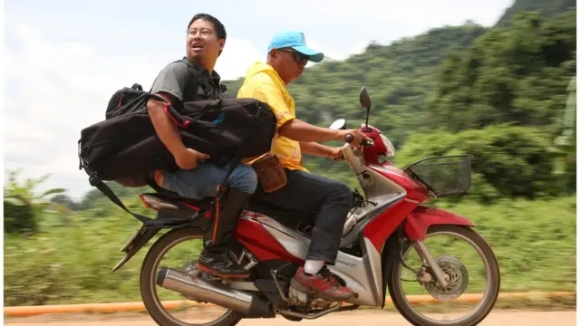 มอเตอร์ไซค์อาสาสมัครเป็นคนท้องถิ่นมาให้แก่ทั้งเจ้าหน้าที่ อาสาสมัคร นักข่าว ฯ