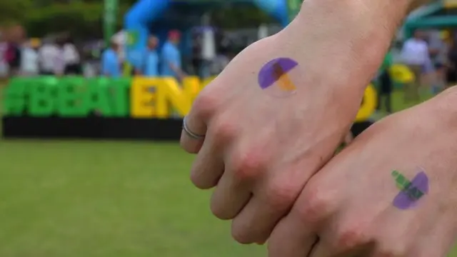 자외선 차단제 덧바를 시간을 알려주는 자외선 감지 스티커