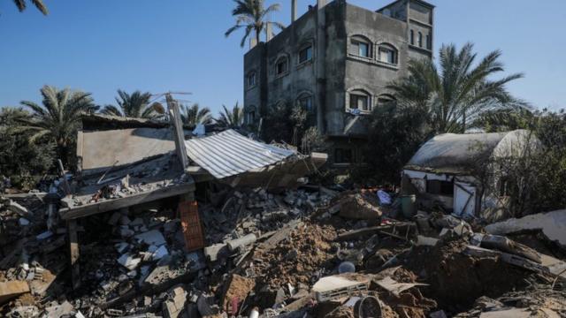 2月3日，以色列空袭加沙后，阿布·纳赛尔 (Abu Naseir) 一家的房屋被毁。