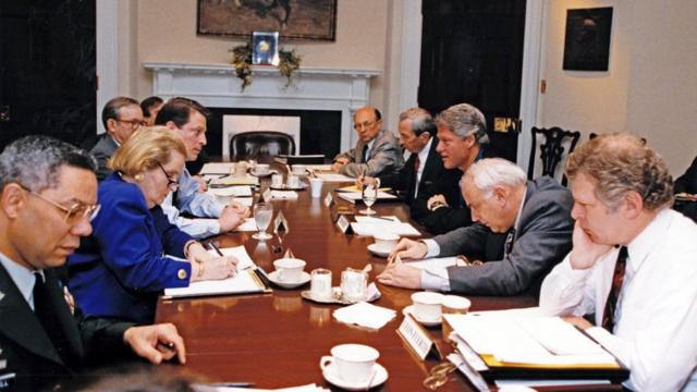 أولبرايت خلال اجتماع فريق الأمن القومي لإدارة الرئيس بيل كلينتون عام 1993