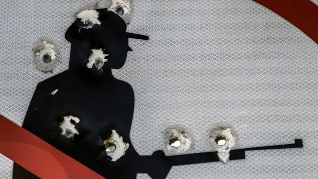 Простреленный дорожный знак