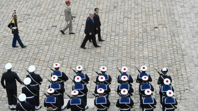 У Парижі американського президента зустріли офіційною військовою царемонією