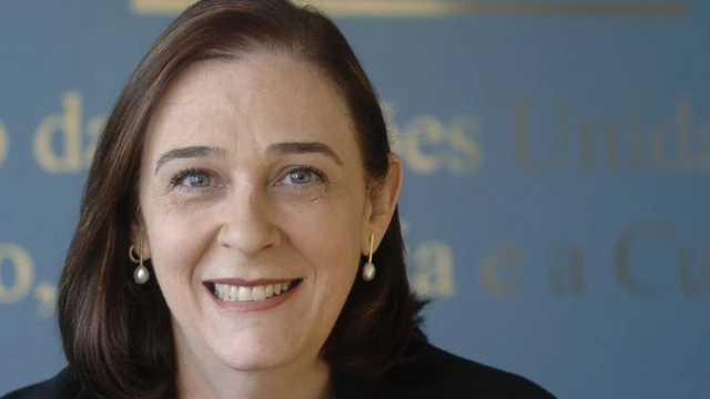 Marlova Jovchelovitch Noleto sorri, com painel da Unesco atrás