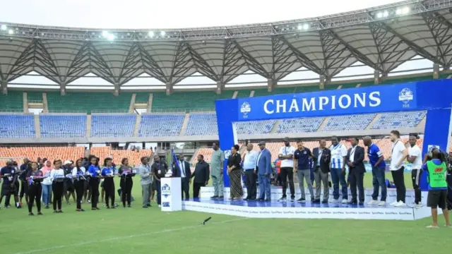 Mabingwa wa kombe la Spportpesa kariobangi Sharks wakizawadiwa