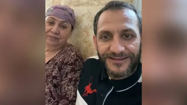 Жаҳон Отажонов онаси билан бирга