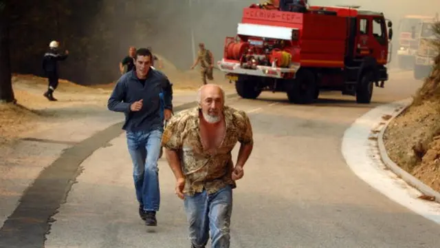 Des populations qui fuient la furie du feu, près de Aullene en Corse en 2009 (illustration)