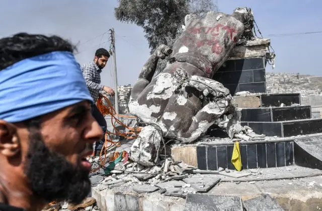 Afrin merkezinde Demirci Kawa heykelininin yıkılışı