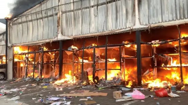 Pietermaritzburg'daki bir alışveirş merkezi de olaylarda kül oldu