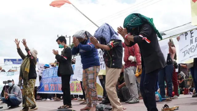 Ibu-ibu dan aliansi masyarakat sipil berdemonstrasi menolak rencana tambang di depan kantor Pemkab Dairi, Sumatera Utara.