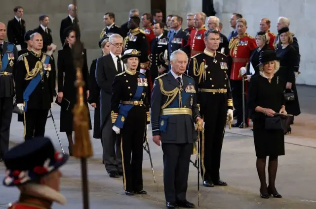 ウェストミンスター・ホールで女王の棺の前に並んだチャールズ国王はじめ王族