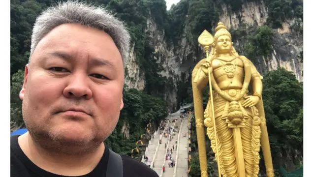 Темирлан Сарлыкбек уулу Тибеттин руханий лидери Далай Ламага "Манас" китебин белек кылган