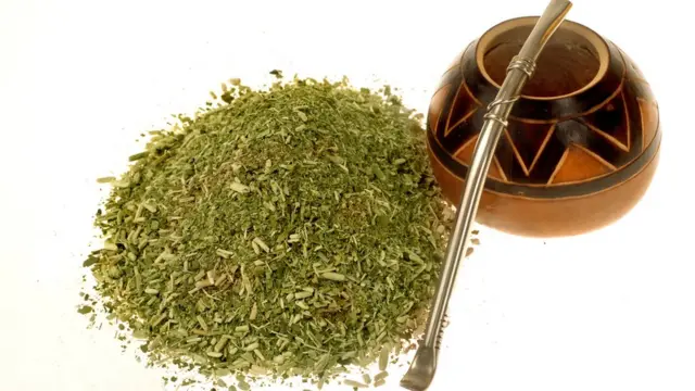 Mate, yerba y bombilla.